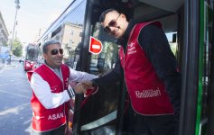 Известные актеры и "Волонтеры ASAN" провели акцию в общественном транспорте Баку (ФОТО)