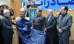 Iran's FM makes history - he now has his own monument (PHOTO)