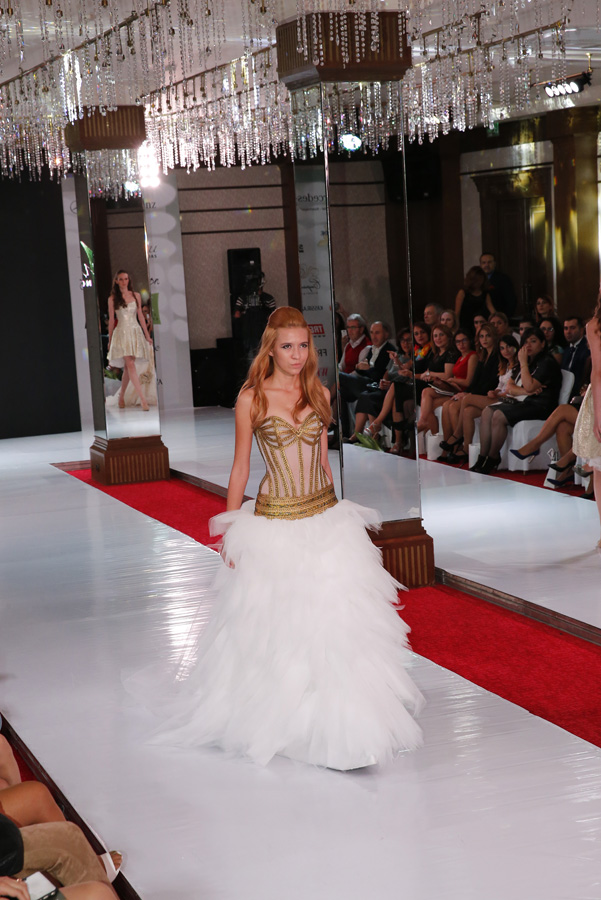Необычные свадебные платья испанского дизайнера в Баку (ФОТО)
