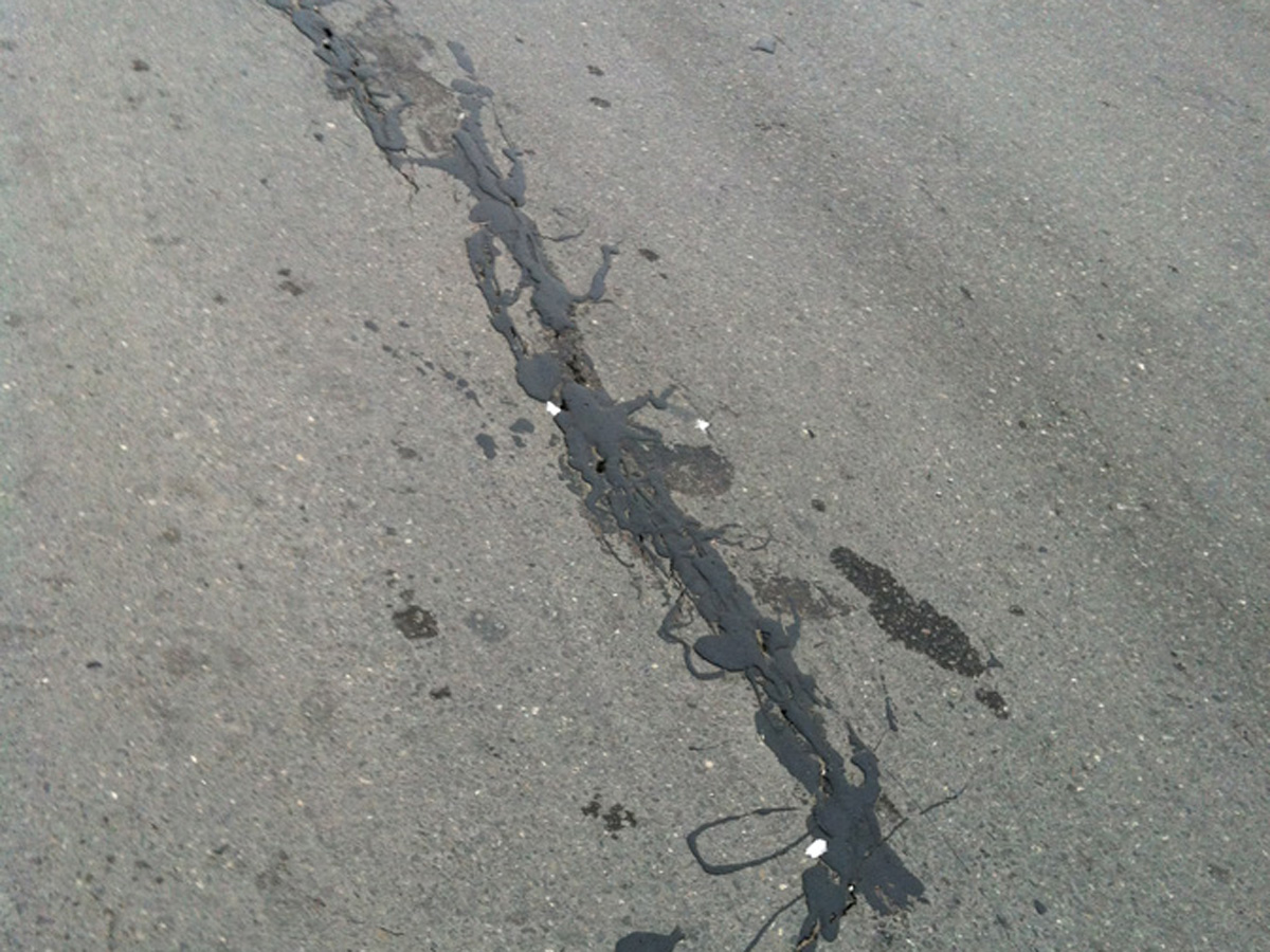 На трассе Баку-Сумгайыт растет число трещин в результате оползня