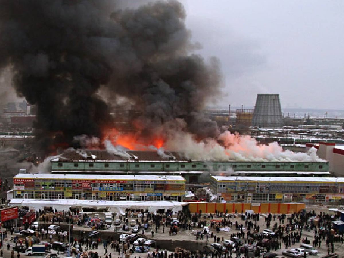 В Екатеринбурге горит рынок
