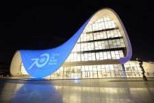 Heydər Əliyev Mərkəzinin binası BMT-nin rəmzi olan mavi rənglə işıqlandırılıb (FOTO)