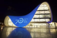 Здание Центра Гейдара Алиева освещено голубым цветом, являющимся символом ООН (ФОТО)