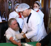 В Баку глава православной религиозной общины впервые сдал кровь в день Ашура