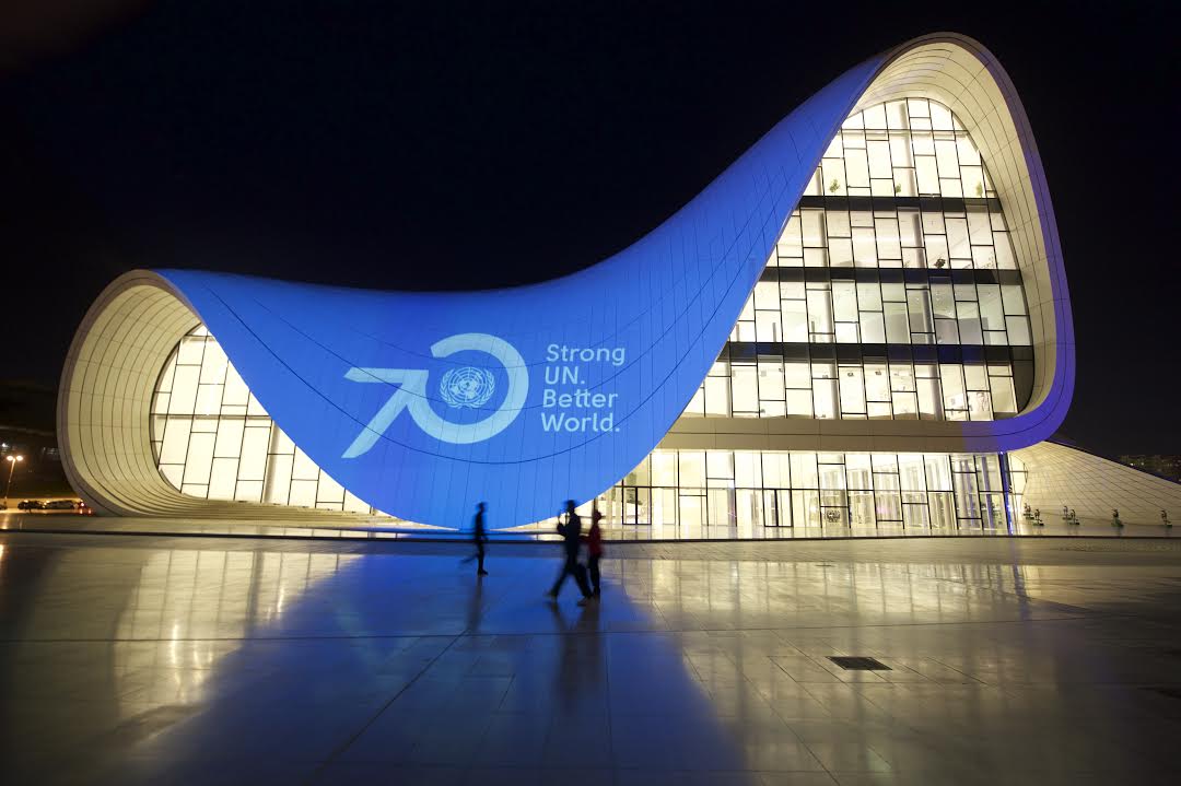 Heydər Əliyev Mərkəzinin binası BMT-nin rəmzi olan mavi rənglə işıqlandırılıb (FOTO)