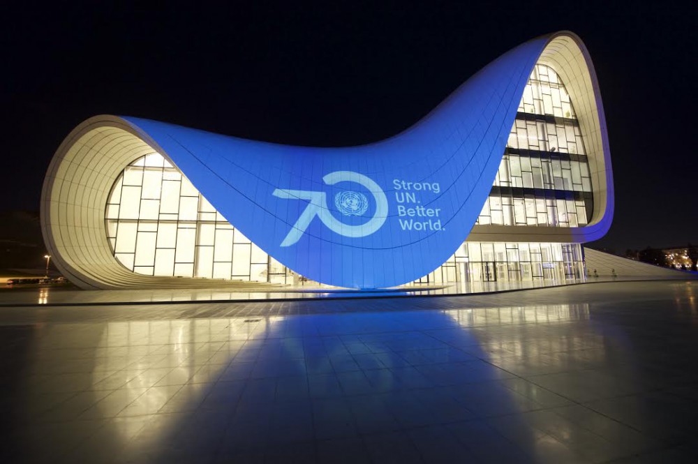 Здание Центра Гейдара Алиева освещено голубым цветом, являющимся символом ООН (ФОТО)