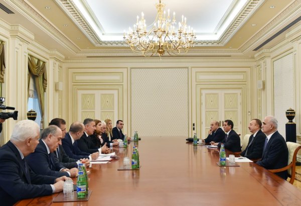 Ильхам Алиев принял делегацию во главе с премьером Черногории