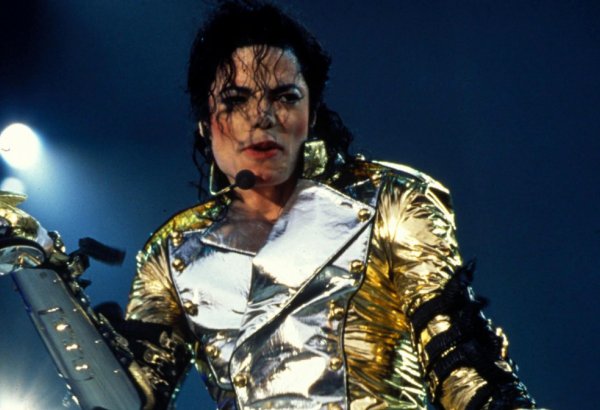 Куртку Майкла Джексона продали почти за триста тысяч долларов