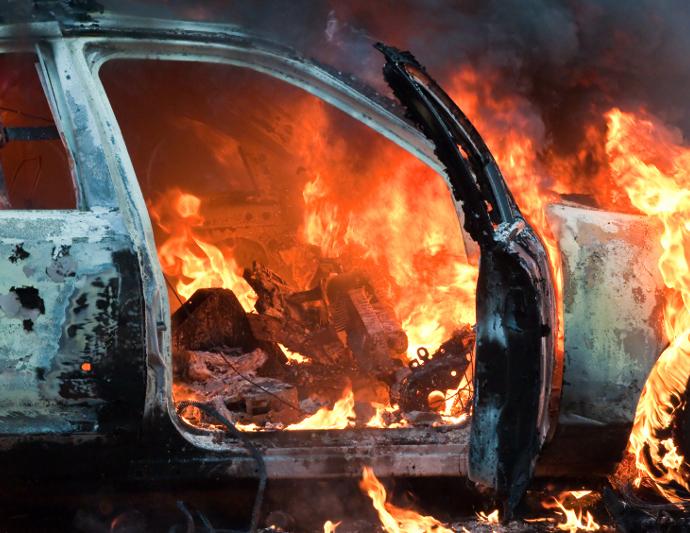 Bakıda iki avtomobil yandı - VİDEO