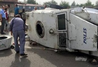 Türkiyədə zirehli hərbi avtomobil aşdı - Yaralılar var
