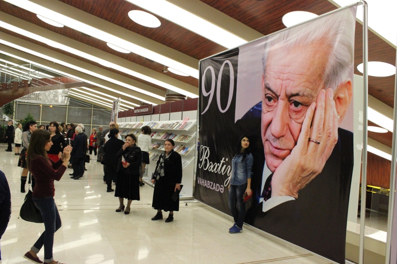 В Баку прошел литературно-художественный вечер, посвященный 90-летию Бахтияра Вахабзаде (ФОТО)
