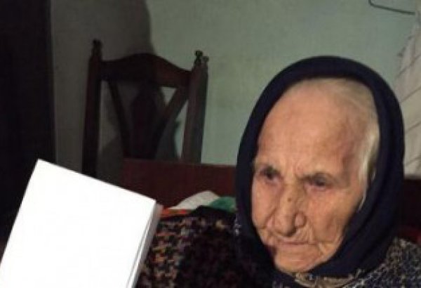 Azerbaycan’da 126 yaşlı seçmen oy kullandı (Foto)