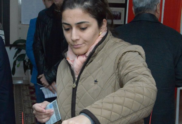 An itibari ile Azerbaycan’da seçimlere katılım oranı yüzde 42,9