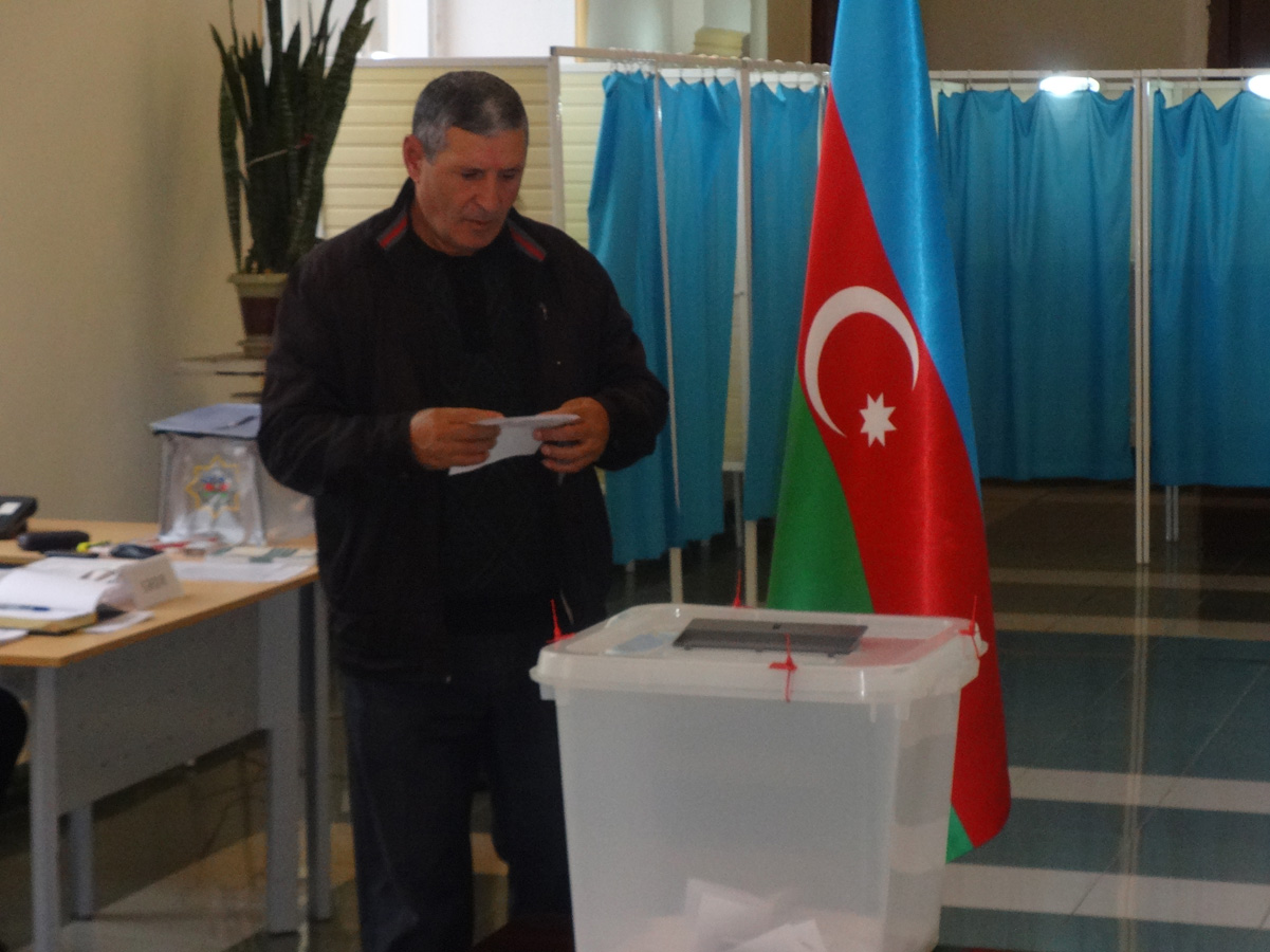 Azerbaycan’da parlamento seçimlerinden ilk görüntüler (Foto Haber)