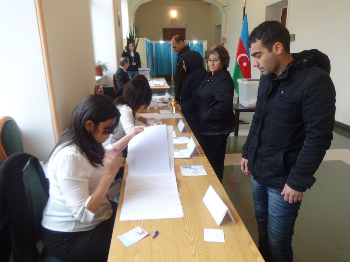 Подсчет голосов на выборах в Азербайджане велся перед веб-камерами - сербский наблюдатель