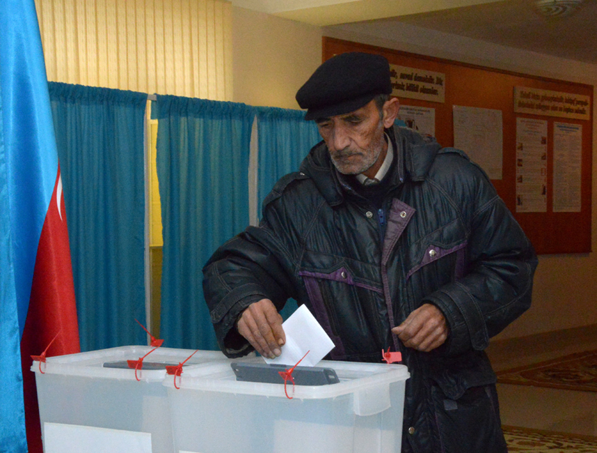 В Азербайджане высокая активность избирателей на парламентских выборах (ФОТО)