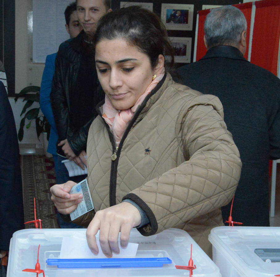 An itibari ile Azerbaycan’da seçimlere katılım oranı yüzde 42,9