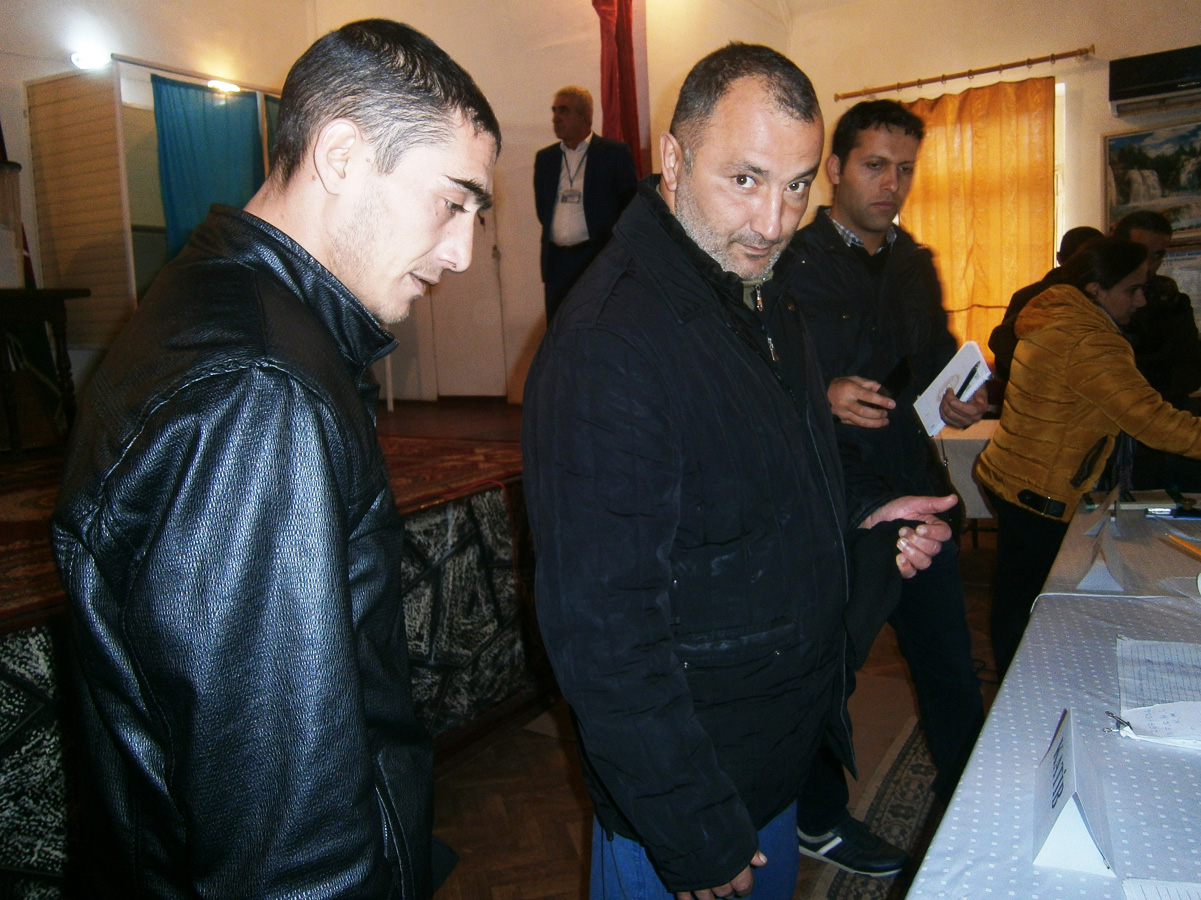 Заключенные голосуют на парламенстких выборах в Азербайджане (ФОТО)