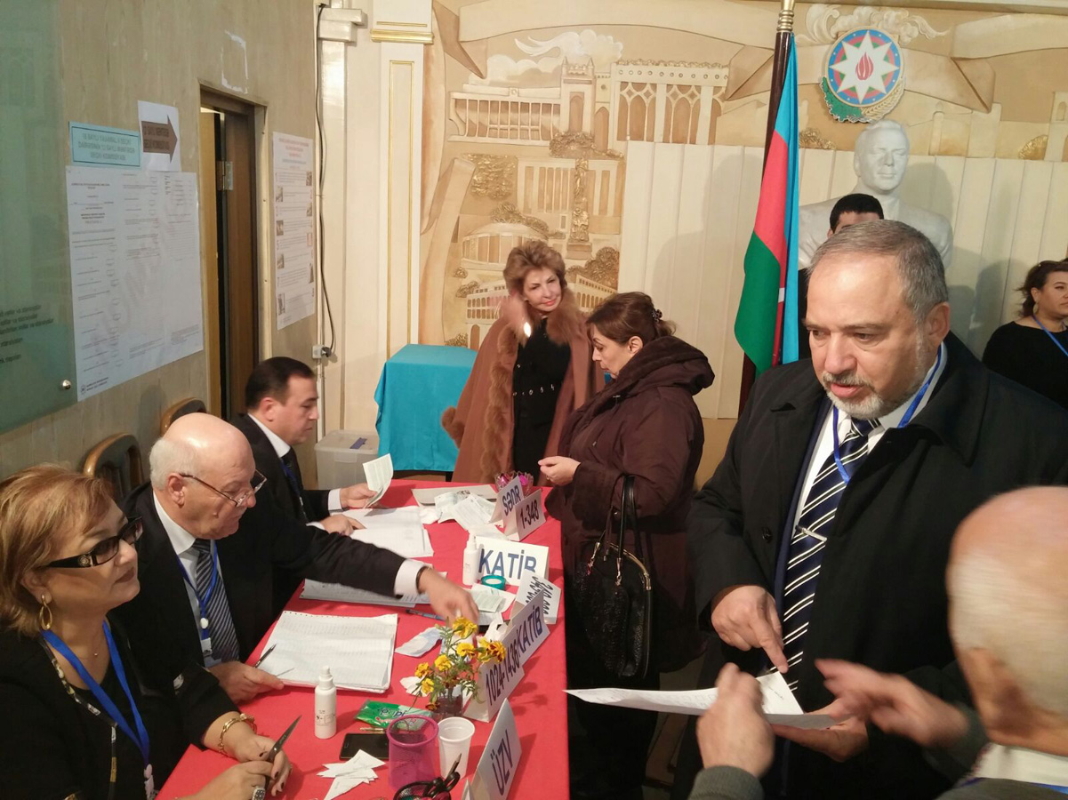 İsrail Dışişleri eski Bakanı Azerbaycan’da seçimleri gözlemliyor