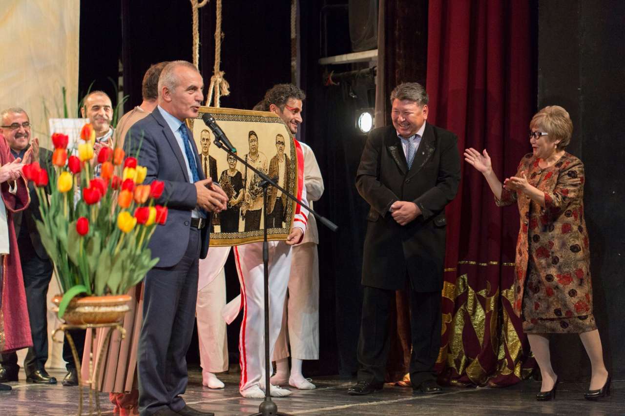 Гастроли азербайджанского театра в России: награды и дипломы (ФОТО)