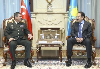 Azerbaycan Savunma Bakanı Kazakistan Başbakanı ile biraraya geldi