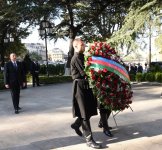 İlham Əliyev Tbilisidə ümummilli lider Heydər Əliyevin abidəsini ziyarət edib (FOTO)