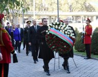 İlham Əliyev Tbilisidə Qəhrəmanlar Memorialını ziyarət edib (FOTO)