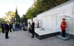İlham Əliyev Tbilisidə Qəhrəmanlar Memorialını ziyarət edib (FOTO)