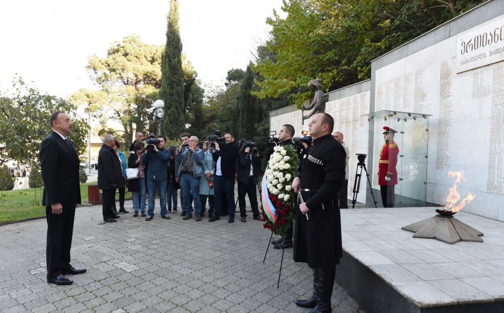 İlham Əliyev Tbilisidə Qəhrəmanlar Memorialını ziyarət edib (FOTO)