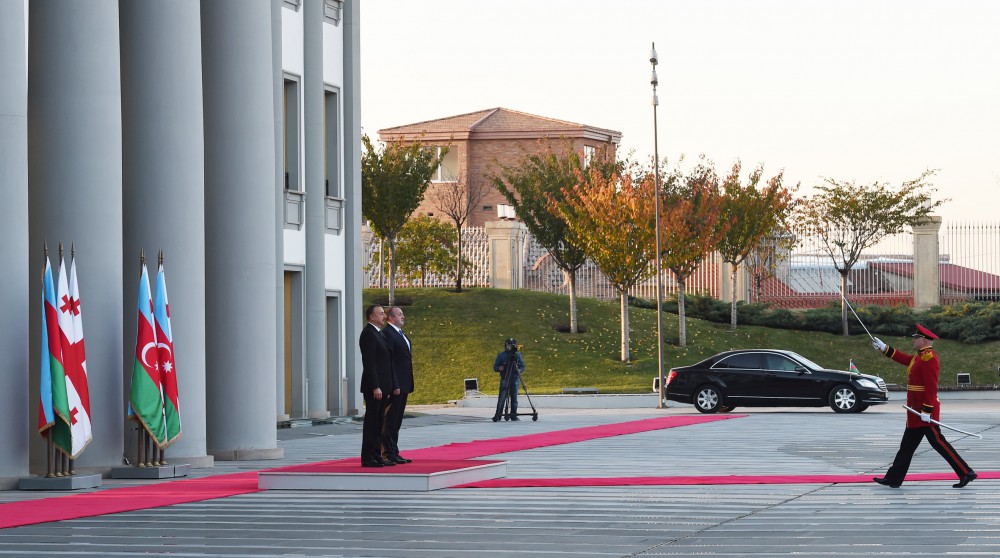 Prezident İlham Əliyevin Tbilisidə rəsmi qarşılanma mərasimi olub (FOTO)