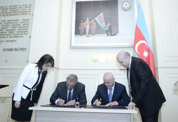 Azerbaycan Devlet Bayrağı Günü için özel zarflar ve posta pulları hazırlandı