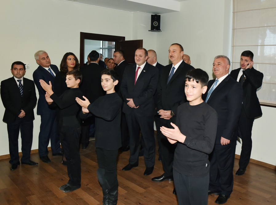 Azərbaycan və Gürcüstan prezidentləri Marneulidə “Çay evi” tədris mərkəzi ilə tanış olublar (FOTO)