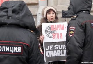 Акция против Charlie Hebdo прошла у консульства Франции в Петербурге