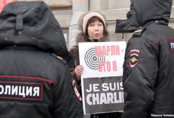 Акция против Charlie Hebdo прошла у консульства Франции в Петербурге