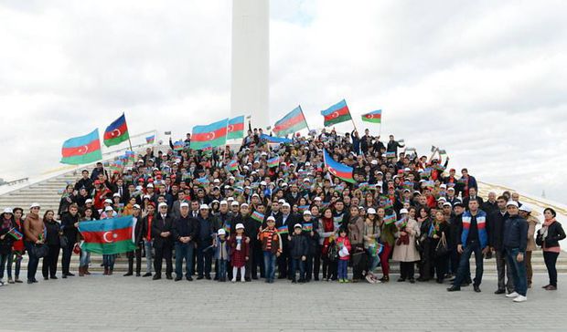 Azerbaycan'da ‘Devlet Bayrağı Günü’ yürüyüşü yapıldı