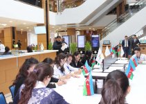 В городах Азербайджана прошел флешмоб, посвященный Дню Государственного флага (ФОТО)