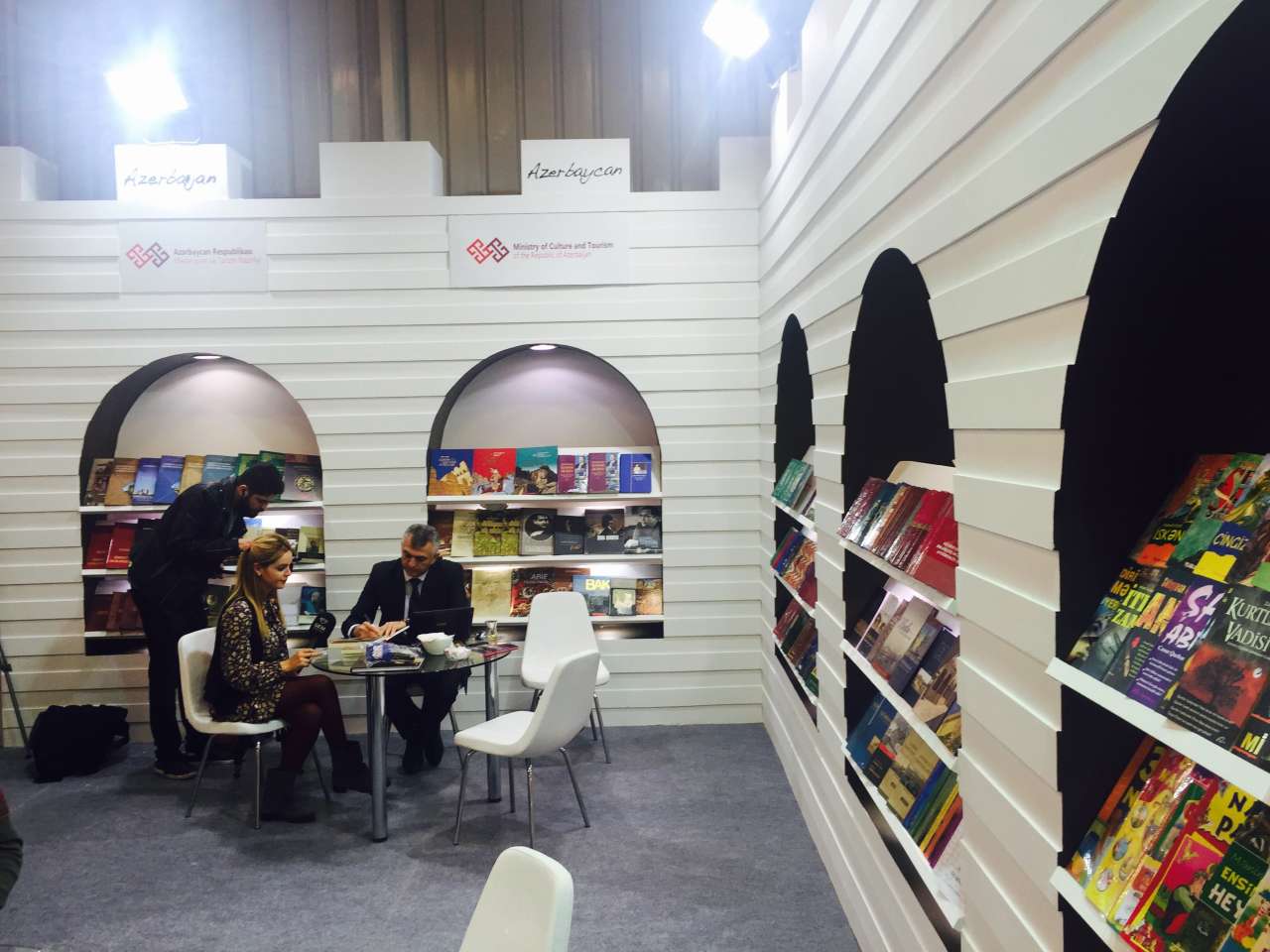 Азербайджанские печатные издания вызвали большой интерес в Стамбуле (ФОТО)
