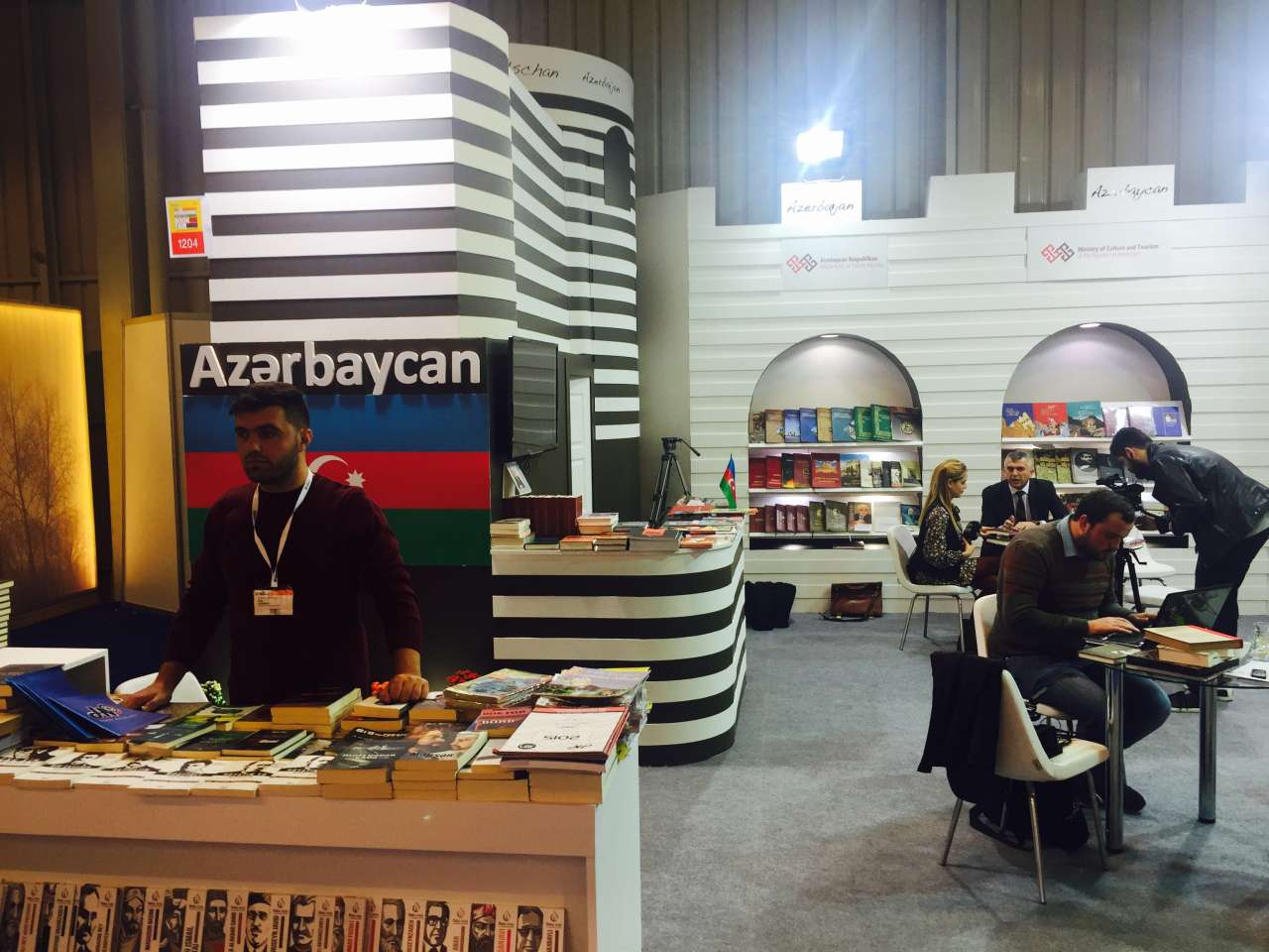 Азербайджанские печатные издания вызвали большой интерес в Стамбуле (ФОТО)