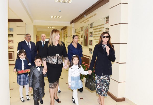 Mehriban Əliyeva Binədə körpələr evi-uşaq bağçasının açılışında iştirak edib (FOTO)