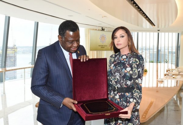 Первой леди Азербайджана Мехрибан Алиевой вручены памятный диплом и подарок Фонда ООН в области народонаселения (ФОТО)