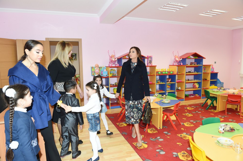 Mehriban Əliyeva Binədə körpələr evi-uşaq bağçasının açılışında iştirak edib (FOTO)
