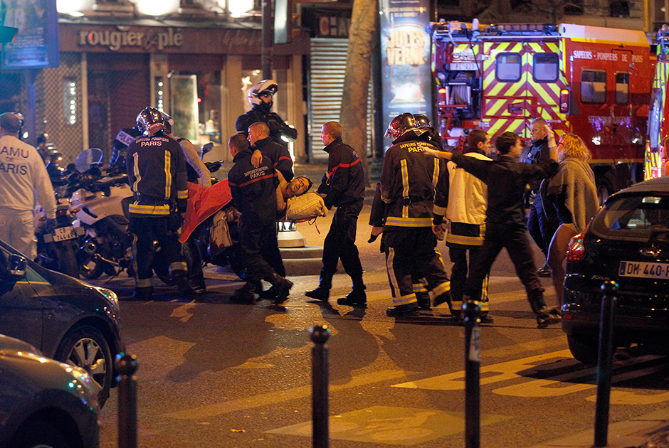 Hollande says 127 killed in Paris attacks, declares 3 days of mourning