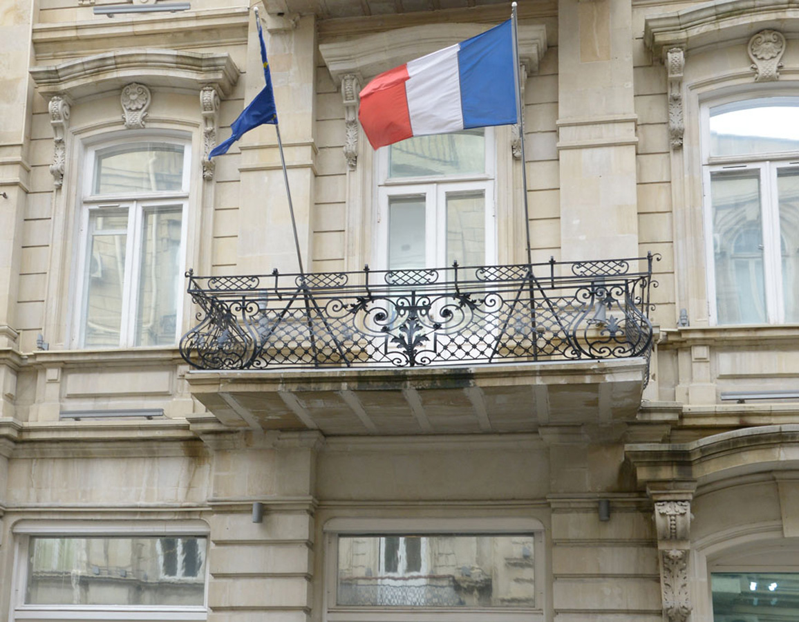 В посольстве Франции в Баку открыта книга соболезнований