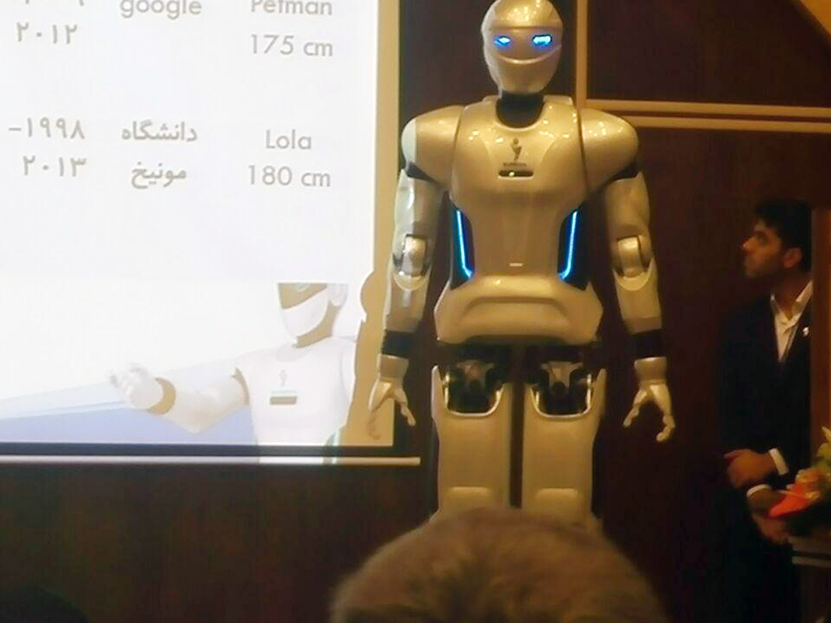 İran insana benzer yenilenmiş robotunu tanıttı (Foto Haber)