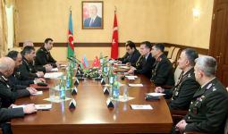 Kara Kuvvetleri Komutanı Azerbaycan Savunma Bakanı ile bir araya geldi