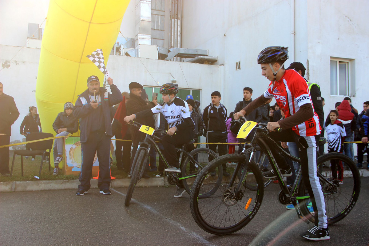 Suraxanı məktəblilərinin velosiped yarışı (FOTO)