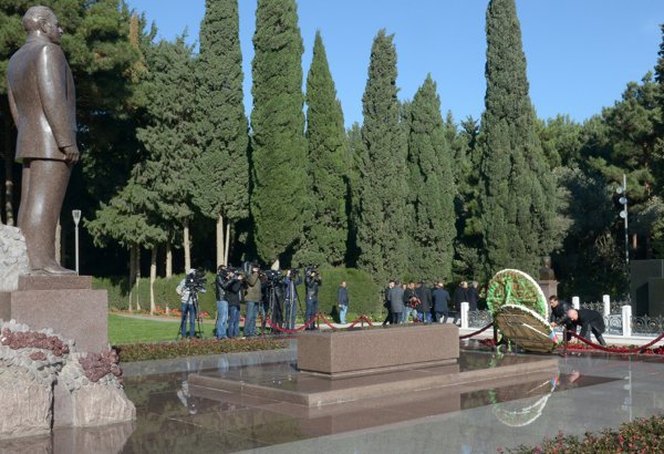 Представители правящей партии Азербайджана посетили Аллею почетного захоронения (ФОТО)