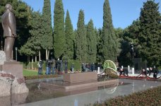 Представители правящей партии Азербайджана посетили Аллею почетного захоронения (ФОТО) - Gallery Thumbnail