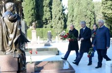 Представители правящей партии Азербайджана посетили Аллею почетного захоронения (ФОТО) - Gallery Thumbnail