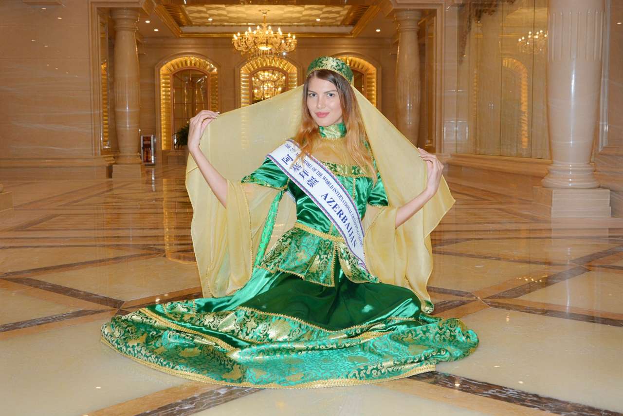 Модель из Турции в азербайджанском  платье на "Miss Model of the World" (ФОТО)